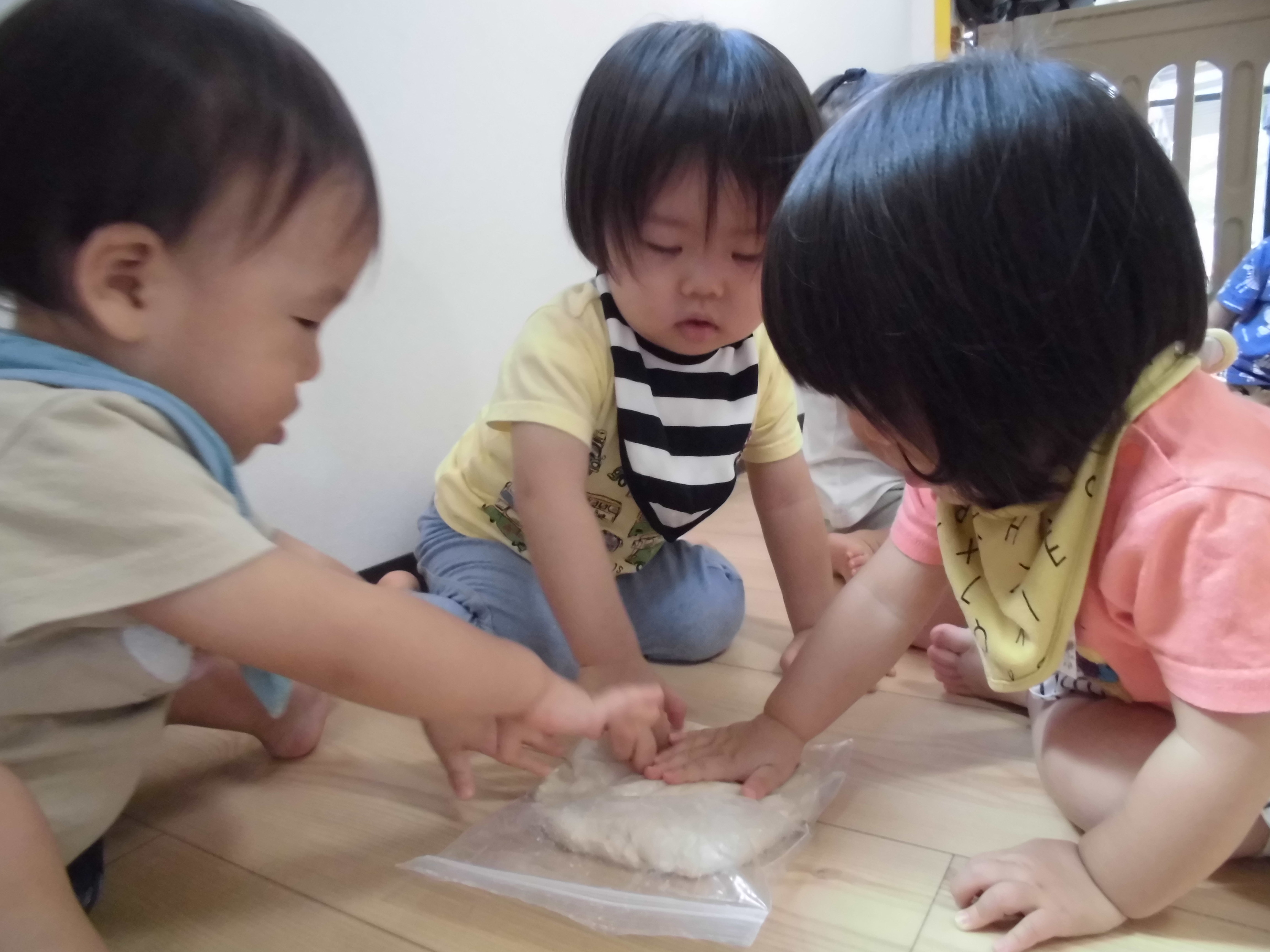 小麦粉粘土遊び うさぎ組 ひまわり日記